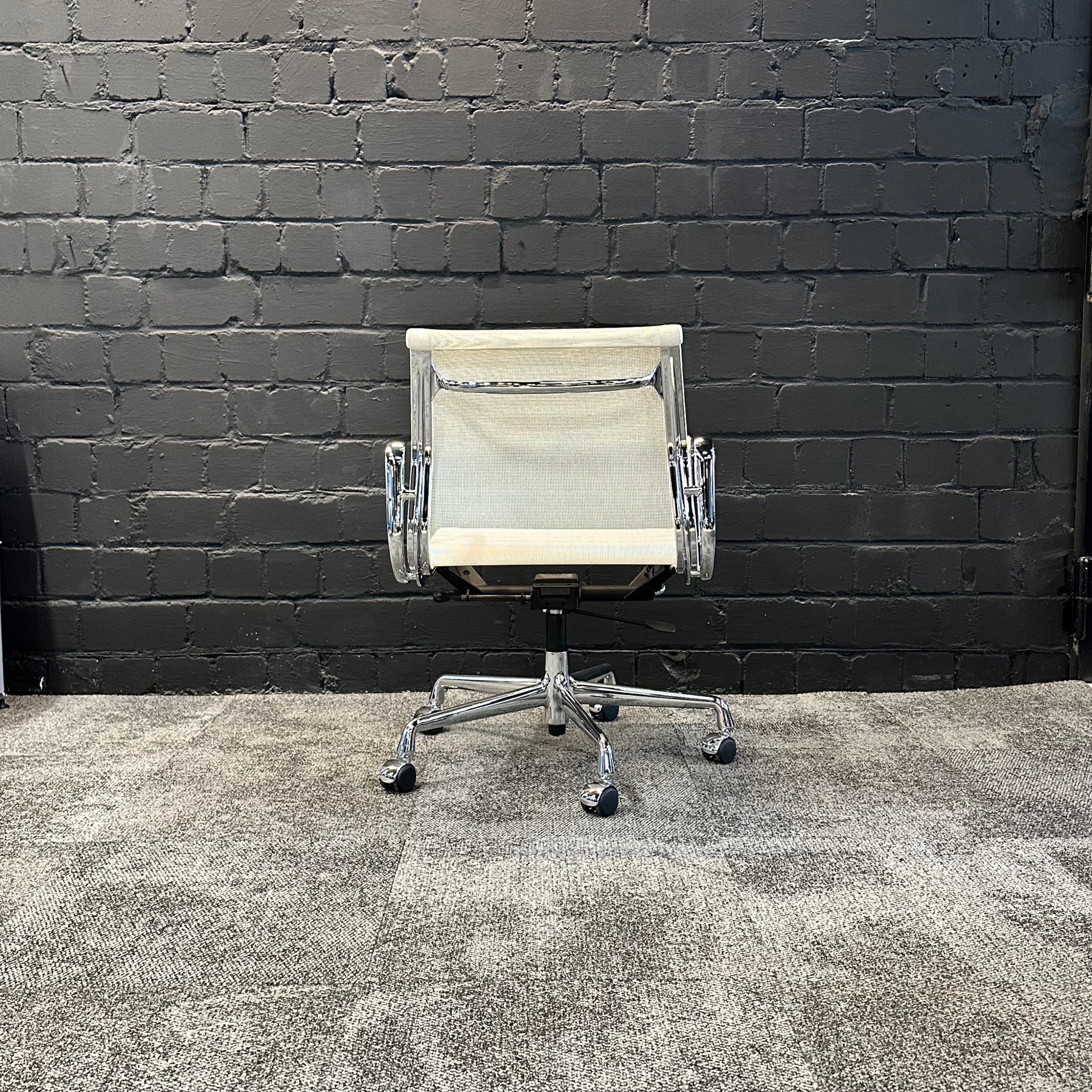 Vitra Eames Aluminium Chair EA 117 gebraucht - Ansicht 6