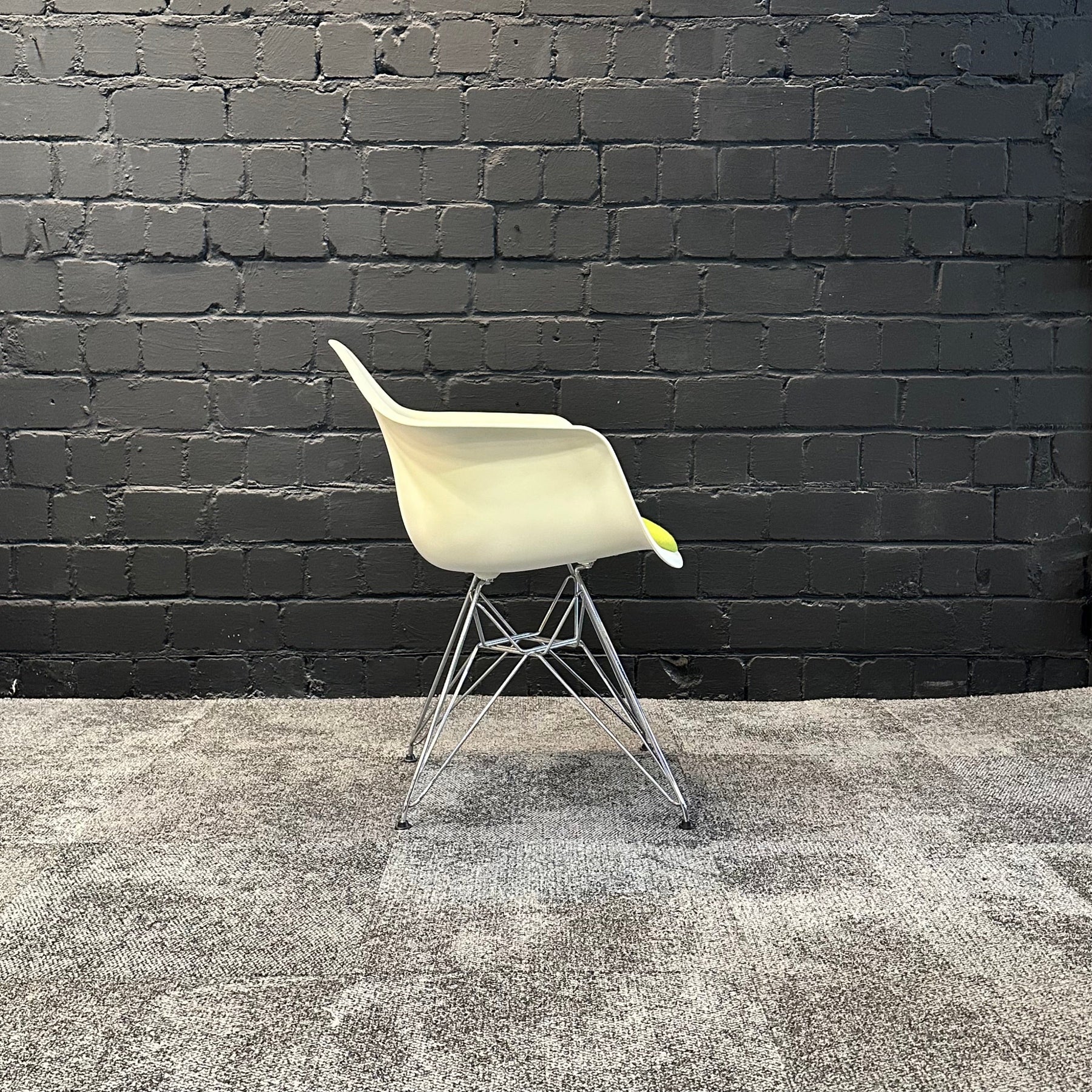 Vitra Eames Plastic Armchair DAR gebraucht - Ansicht 7