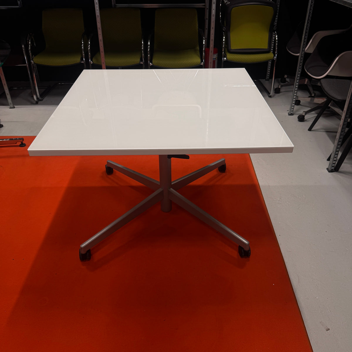Steelcase Besprechungstisch – Mobiler, quadratischer Tisch auf Rollen