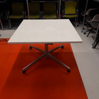 Steelcase Besprechungstisch – Mobiler, quadratischer Tisch auf Rollen