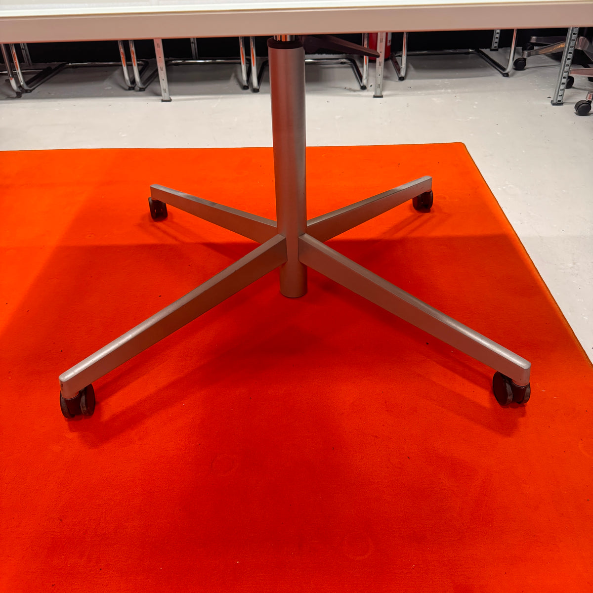 Steelcase Besprechungstisch – Mobiler, quadratischer Tisch auf Rollen