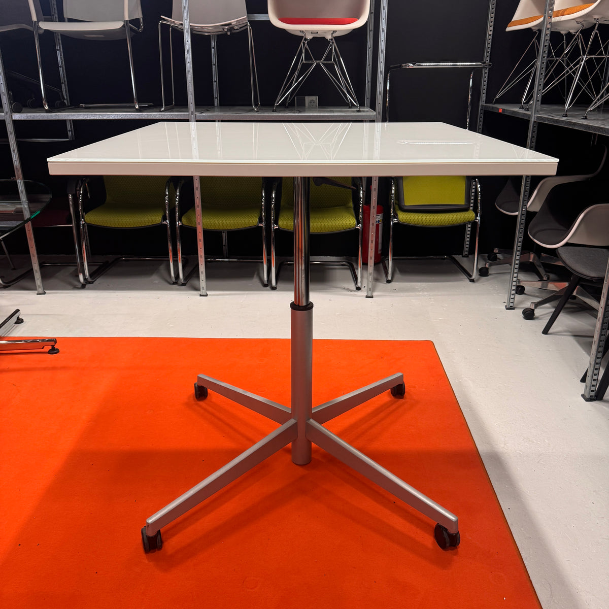 Steelcase Besprechungstisch – Mobiler, quadratischer Tisch auf Rollen