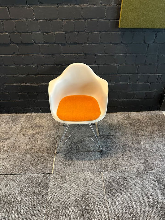 Eames Plastic Armchair DAR mit orangem Sitzkissen