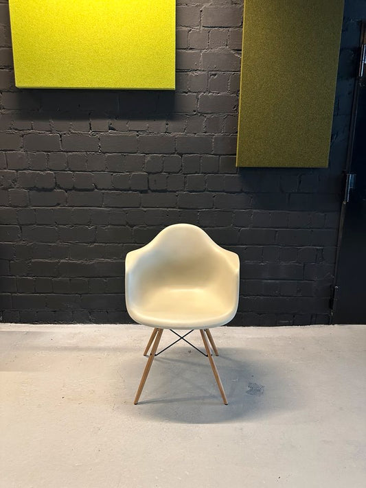 Eames Plastic Armchair DAW
