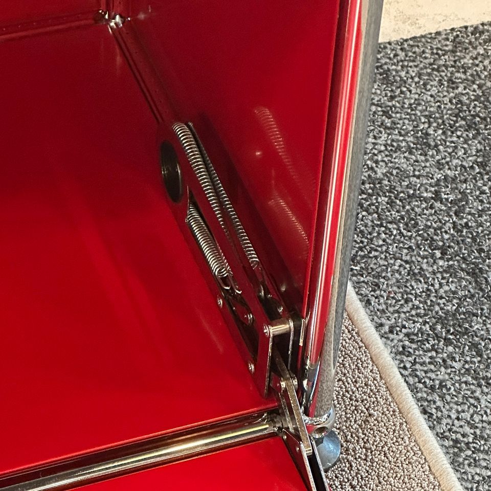 USM Haller Sideboard / Lowboard, Rot, Designklassiker