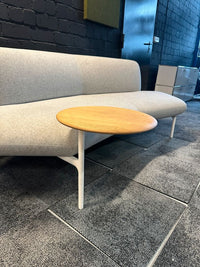 Openest Feather Sofa mit drehbarem Tisch