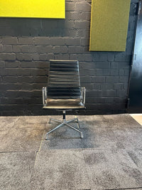 Alu Chair EA 112 Leder Schwarz