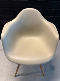 Eames Plastic Armchair DAW