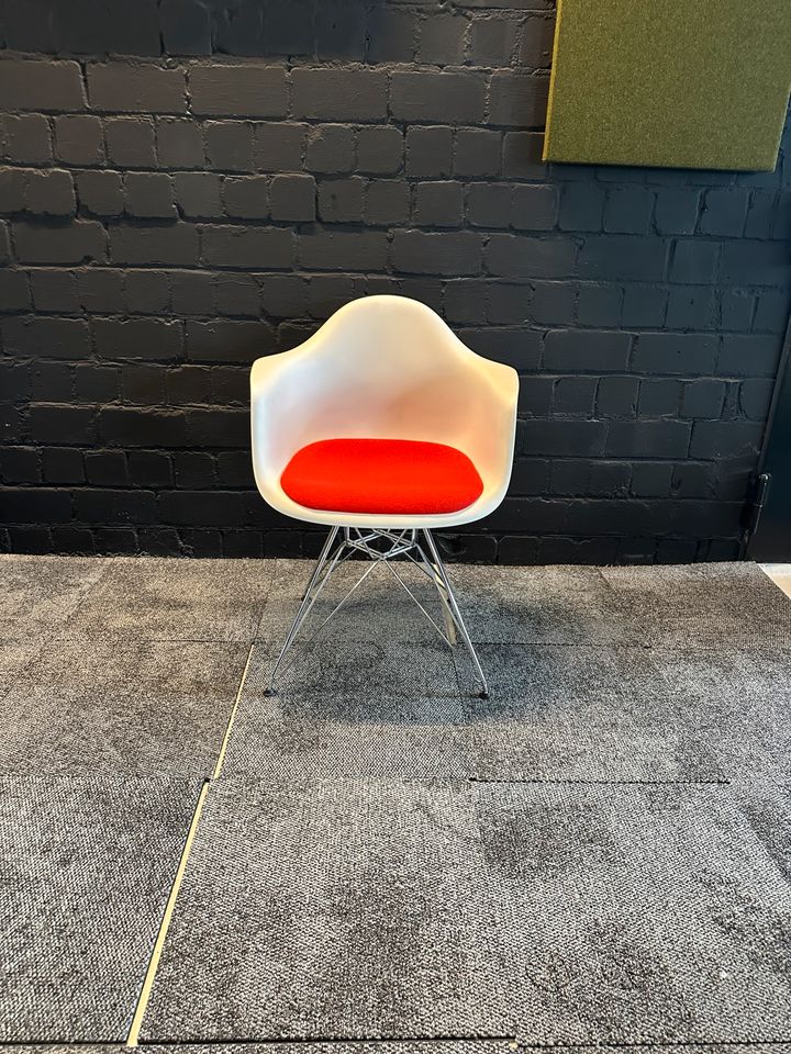 Eames Plastic Armchair DAR mit rotem Sitzkissen