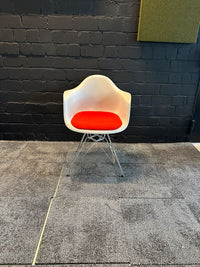 Eames Plastic Armchair DAR mit rotem Sitzkissen
