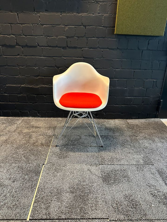 Eames Plastic Armchair DAR mit rotem Sitzkissen