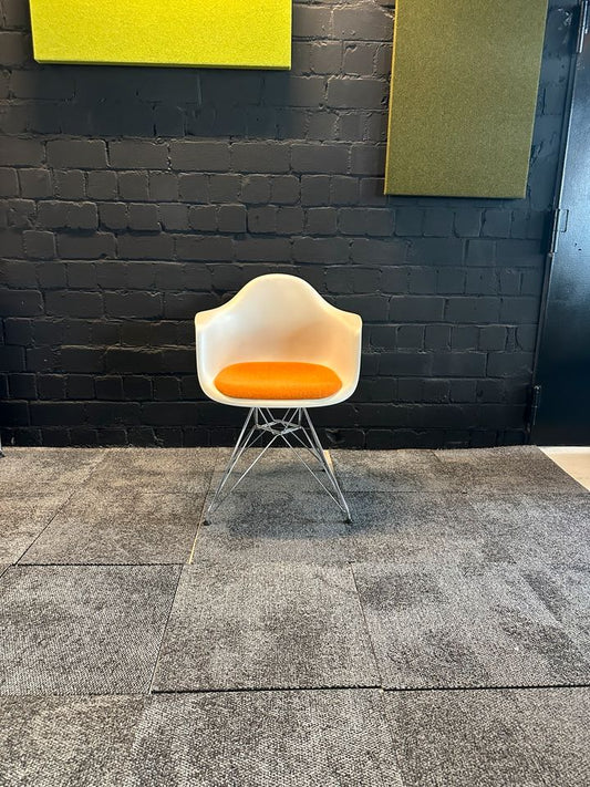 Eames Plastic Armchair DAR mit orangem Sitzkissen