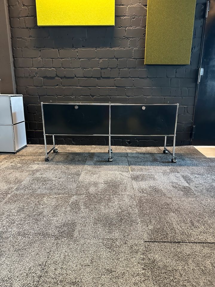 Sideboard Schwarz auf Rollen