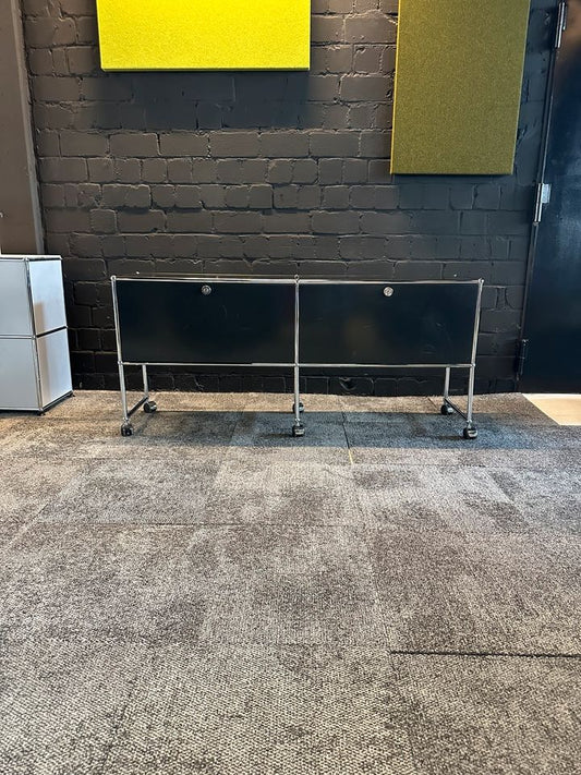 Sideboard Schwarz auf Rollen