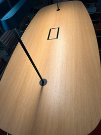 Konferenztisch, 300×130 cm, mit Kabeldurchführung