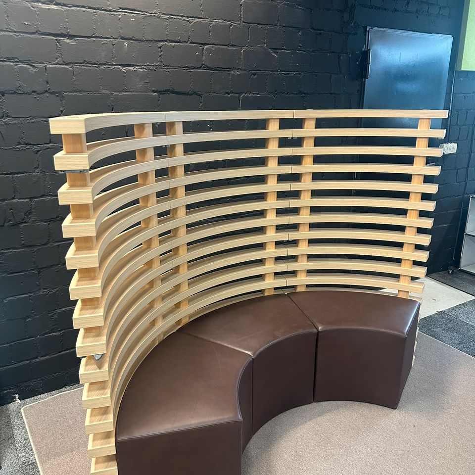 Große Design-Lounge-Sitzbank / Polsterbank mit Holz-Rückwand