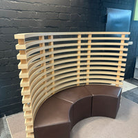 Große Design-Lounge-Sitzbank / Polsterbank mit Holz-Rückwand