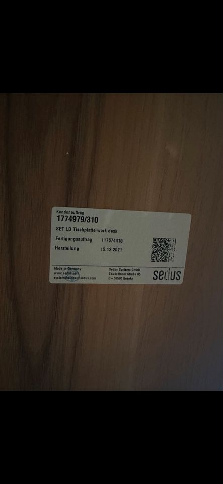 Se:lab Schreibtisch, 160×80 cm, Nussbaum, mit Sichtschutz