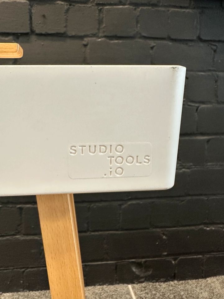 Toolbox Weiß mit Holzbeinen