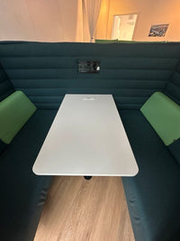 Vitra Alcove Highback Work Sofa mit Tisch türkis