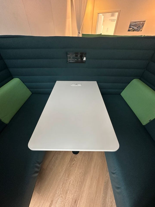 Vitra Alcove Highback Work Sofa mit Tisch türkis