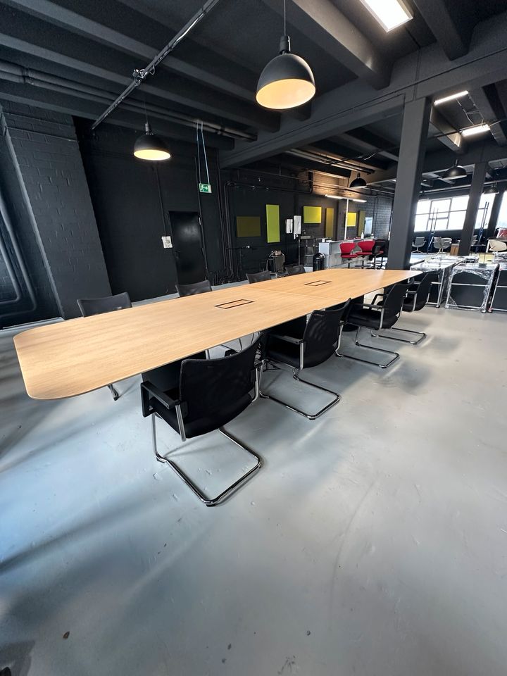 Konferenztisch, 450×150 cm, oval