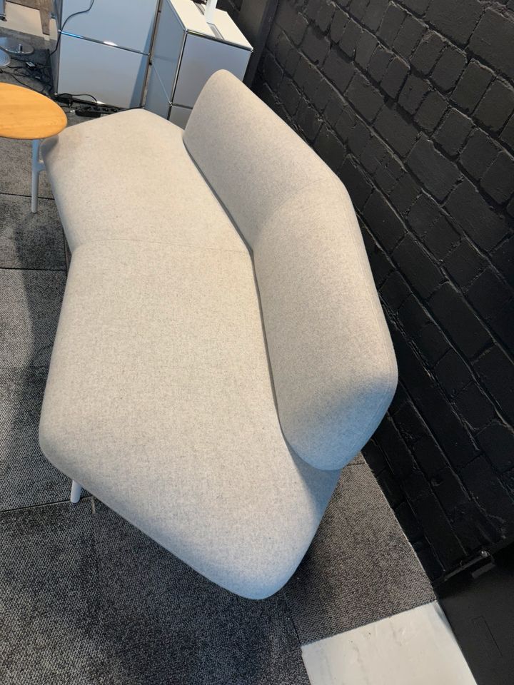 Openest Feather Sofa mit drehbarem Tisch
