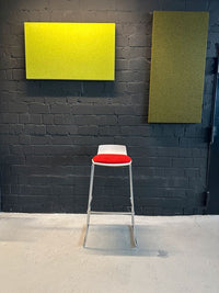 Barhocker mit roten Sitzkissen