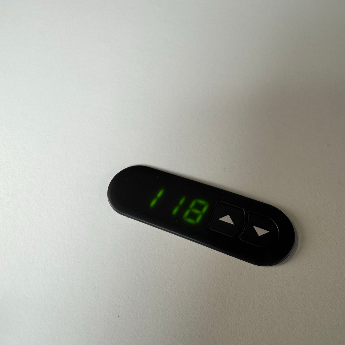 HomeFit Schreibtisch im Schrank, elektrisch höhenverstellbar, Weiß