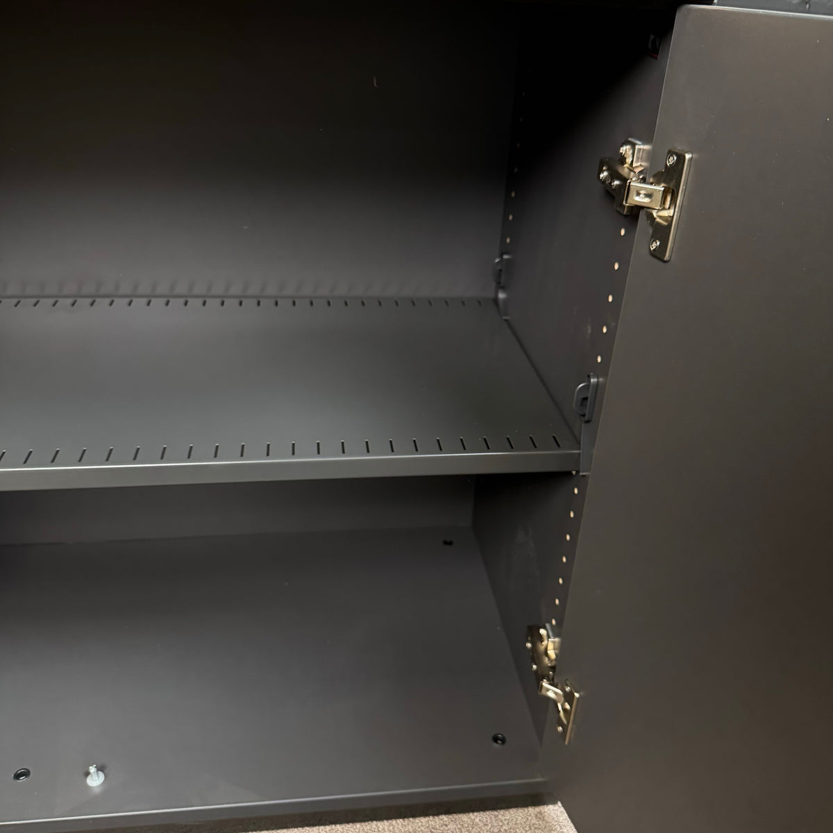Sideboard abschließbar, Anthrazit mit Eiche-Dekor Deckplatte