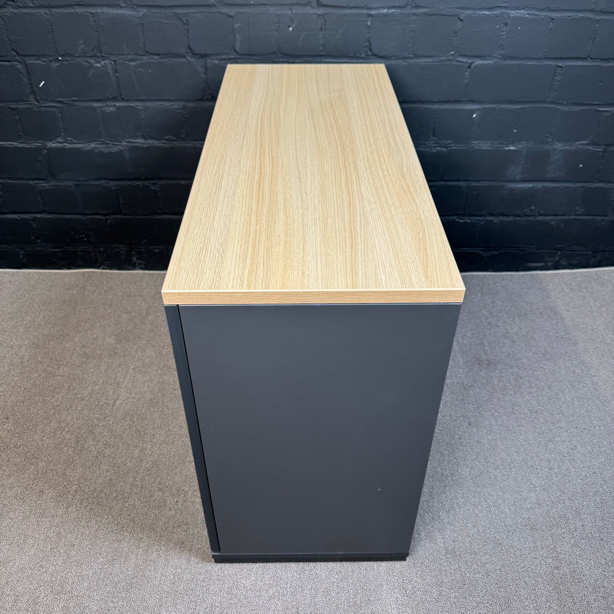 Sideboard abschließbar, Anthrazit mit Eiche-Dekor Deckplatte