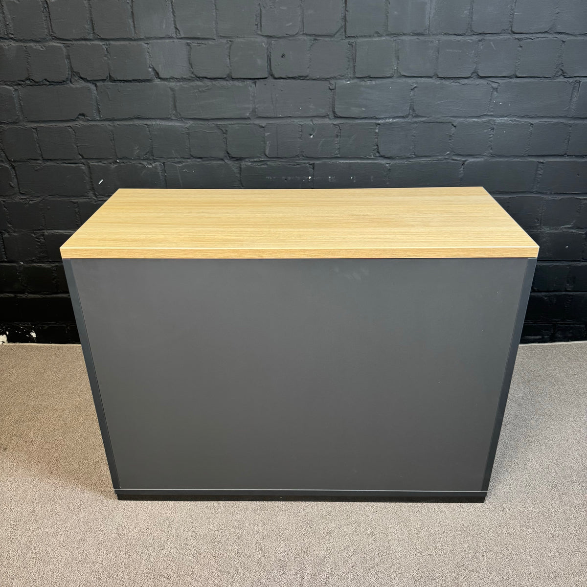 Sideboard abschließbar, Anthrazit mit Eiche-Dekor Deckplatte