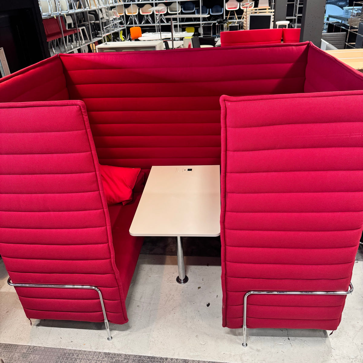 Vitra Alcove Cabin mit Tisch, Rot
