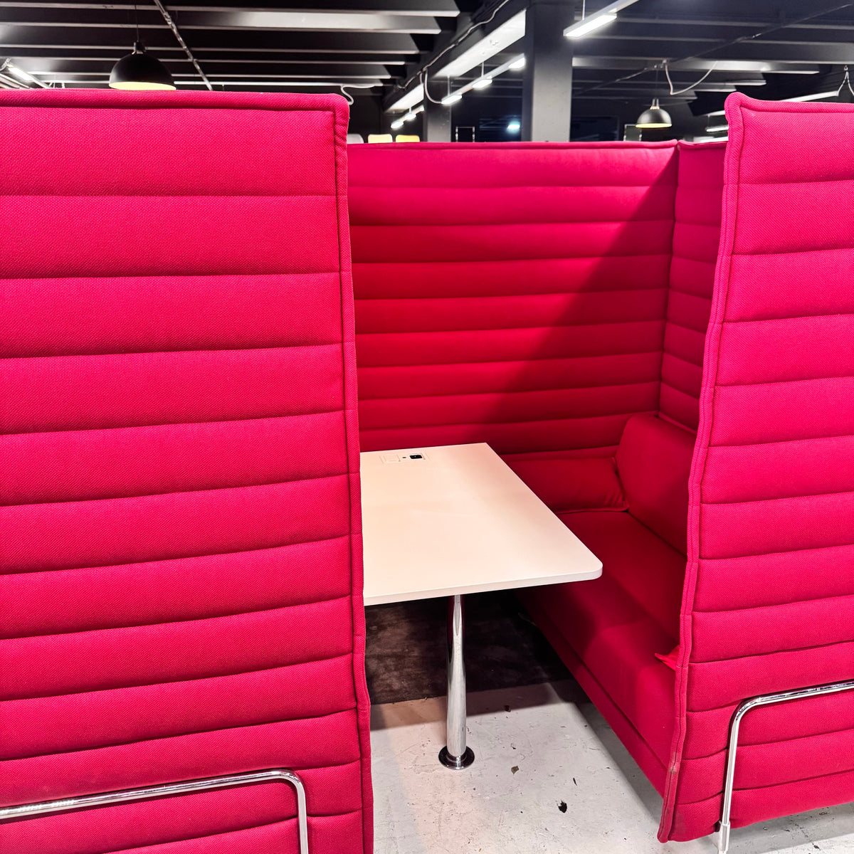 Vitra Alcove Cabin mit Tisch, Rot