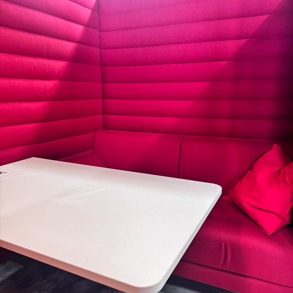 Vitra Alcove Cabin mit Tisch, Rot