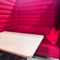 Vitra Alcove Cabin mit Tisch, Rot