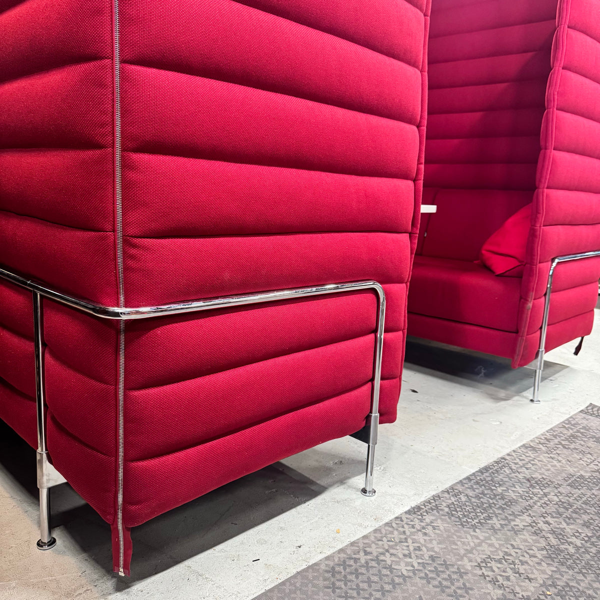 Vitra Alcove Cabin mit Tisch, Rot