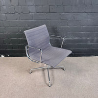 Vitra Eames Aluminium Chair Konferenzstuhl mit Armlehnen, Grau