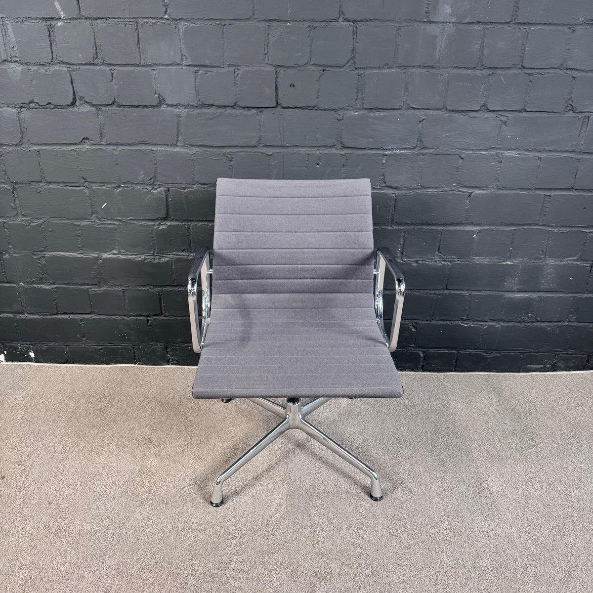 Vitra Eames Aluminium Chair Konferenzstuhl mit Armlehnen, Grau