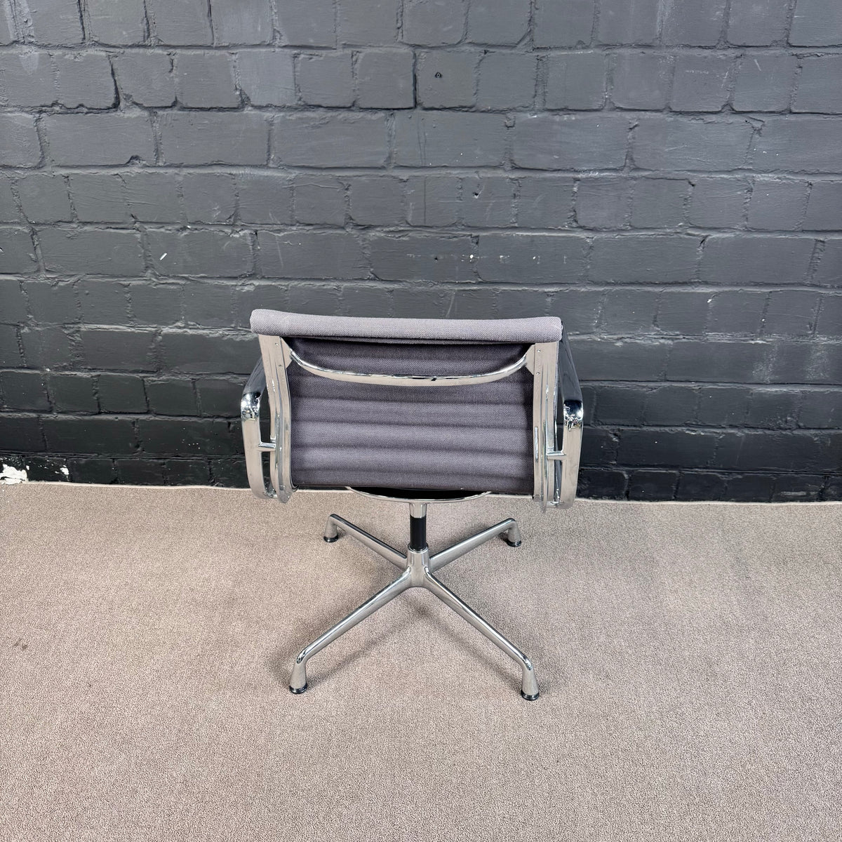 Vitra Eames Aluminium Chair Konferenzstuhl mit Armlehnen, Grau