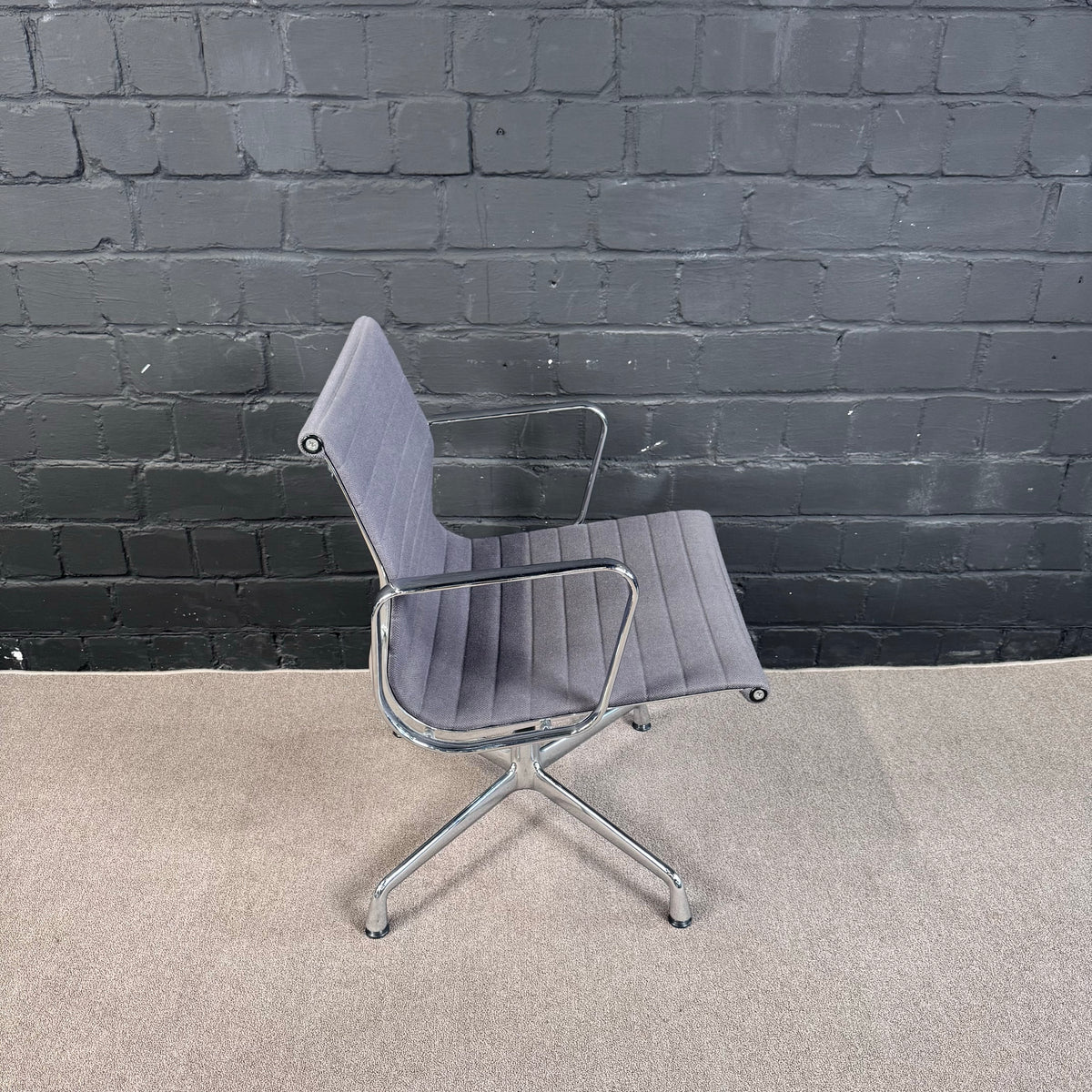 Vitra Eames Aluminium Chair Konferenzstuhl mit Armlehnen, Grau