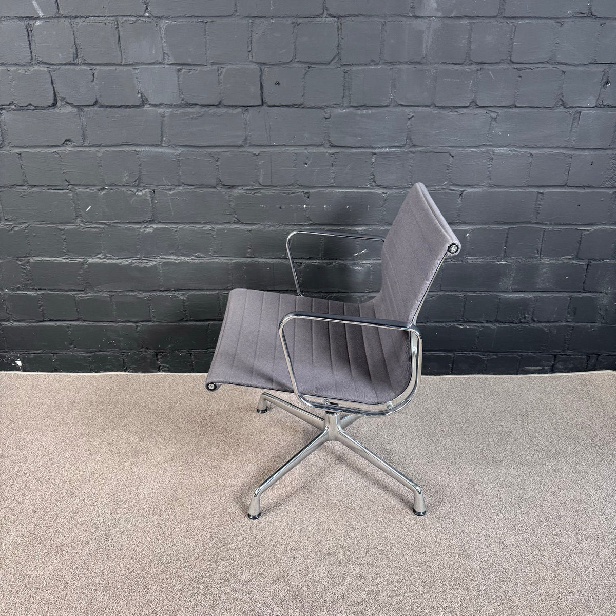 Vitra Eames Aluminium Chair Konferenzstuhl mit Armlehnen, Grau