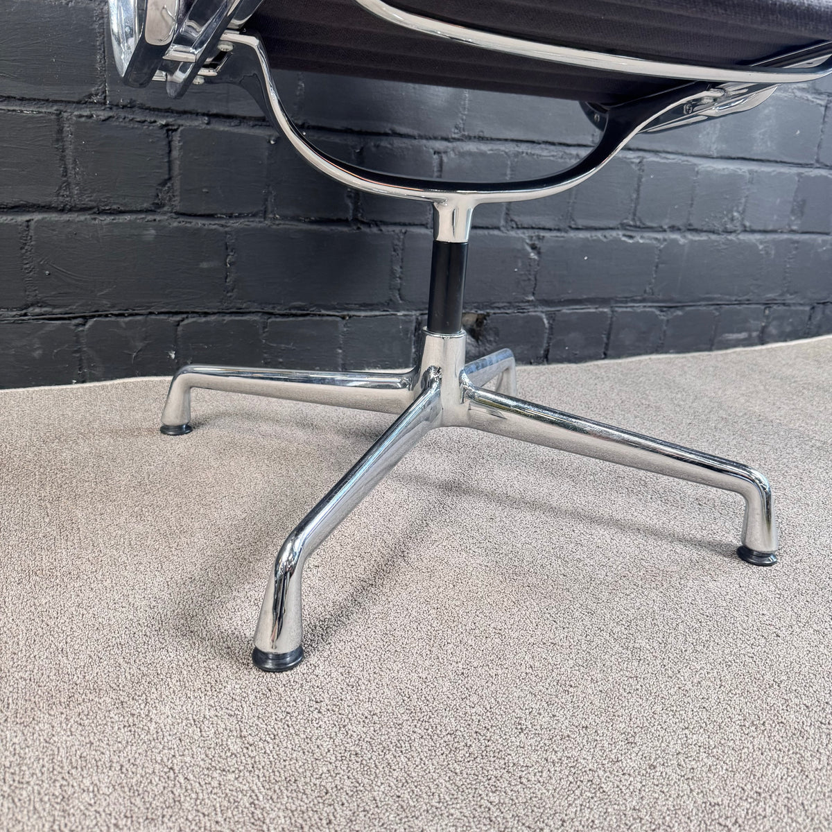 Vitra Eames Aluminium Chair Konferenzstuhl mit Armlehnen, Grau