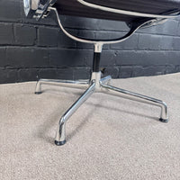 Vitra Eames Aluminium Chair Konferenzstuhl mit Armlehnen, Grau